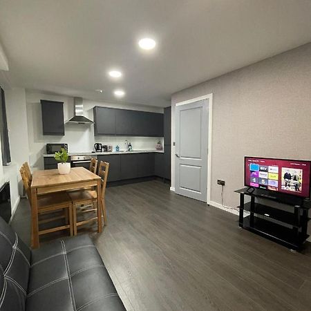 Charming Modern Apartment Near London Heathrow Feltham Extérieur photo