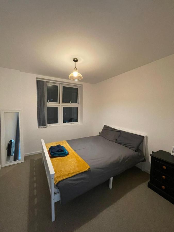 Charming Modern Apartment Near London Heathrow Feltham Extérieur photo