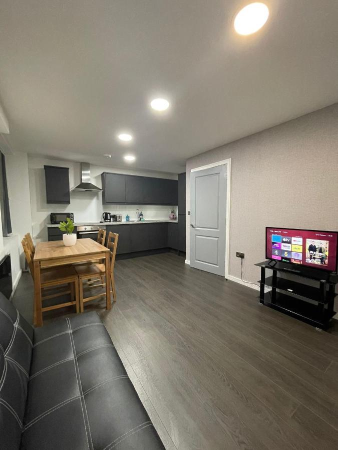 Charming Modern Apartment Near London Heathrow Feltham Extérieur photo