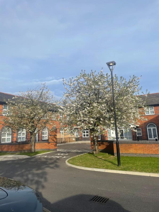 Charming Modern Apartment Near London Heathrow Feltham Extérieur photo