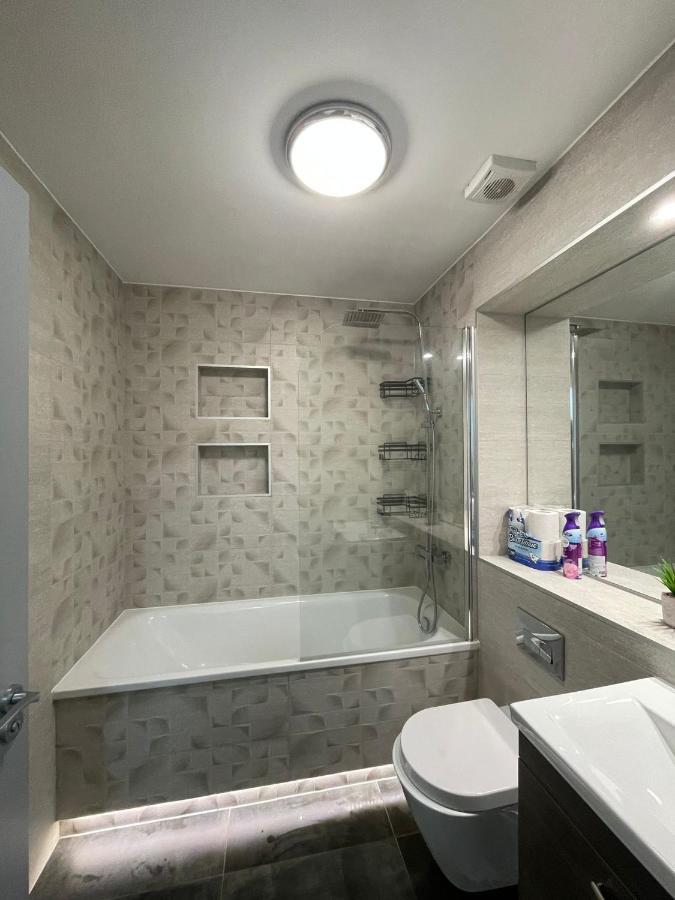 Charming Modern Apartment Near London Heathrow Feltham Extérieur photo
