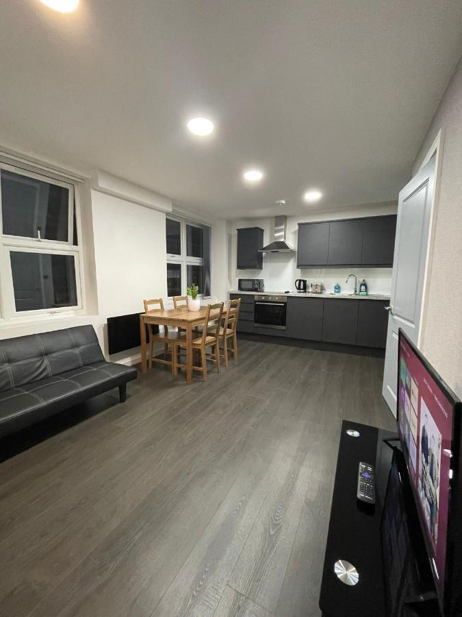 Charming Modern Apartment Near London Heathrow Feltham Extérieur photo