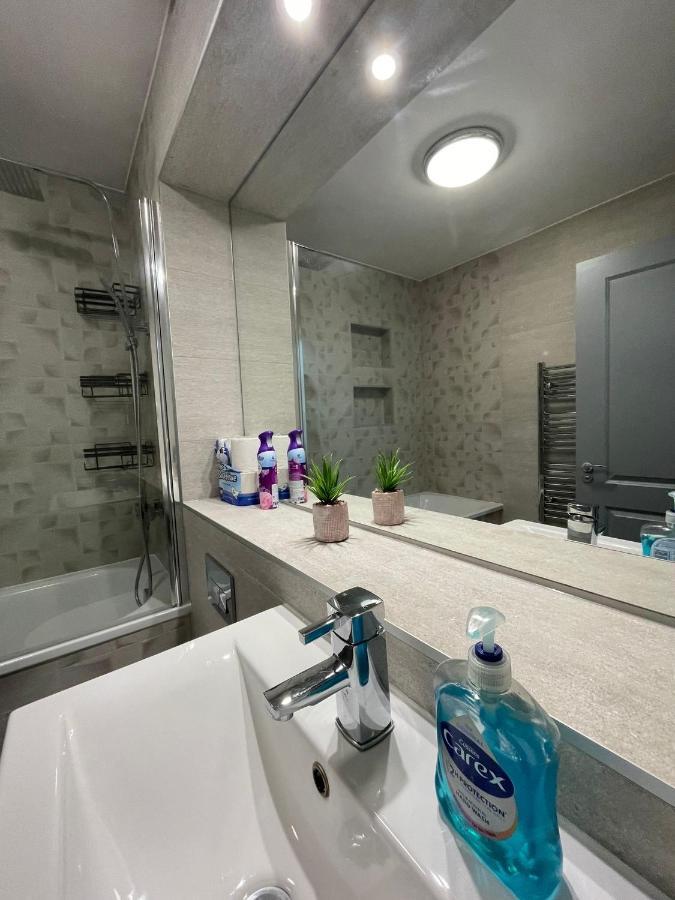 Charming Modern Apartment Near London Heathrow Feltham Extérieur photo