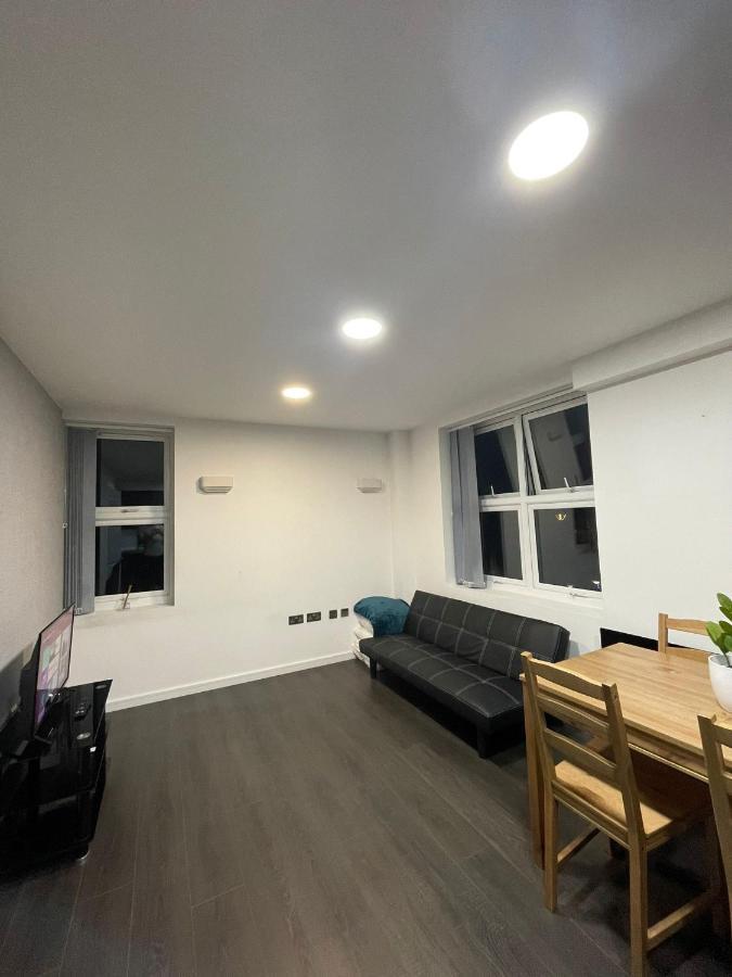 Charming Modern Apartment Near London Heathrow Feltham Extérieur photo